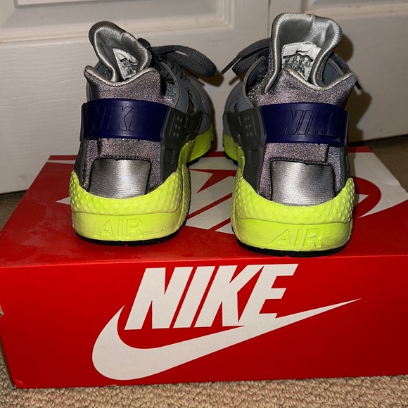 Nike Air Huarache Wolf Grey - Picture 3 of 5